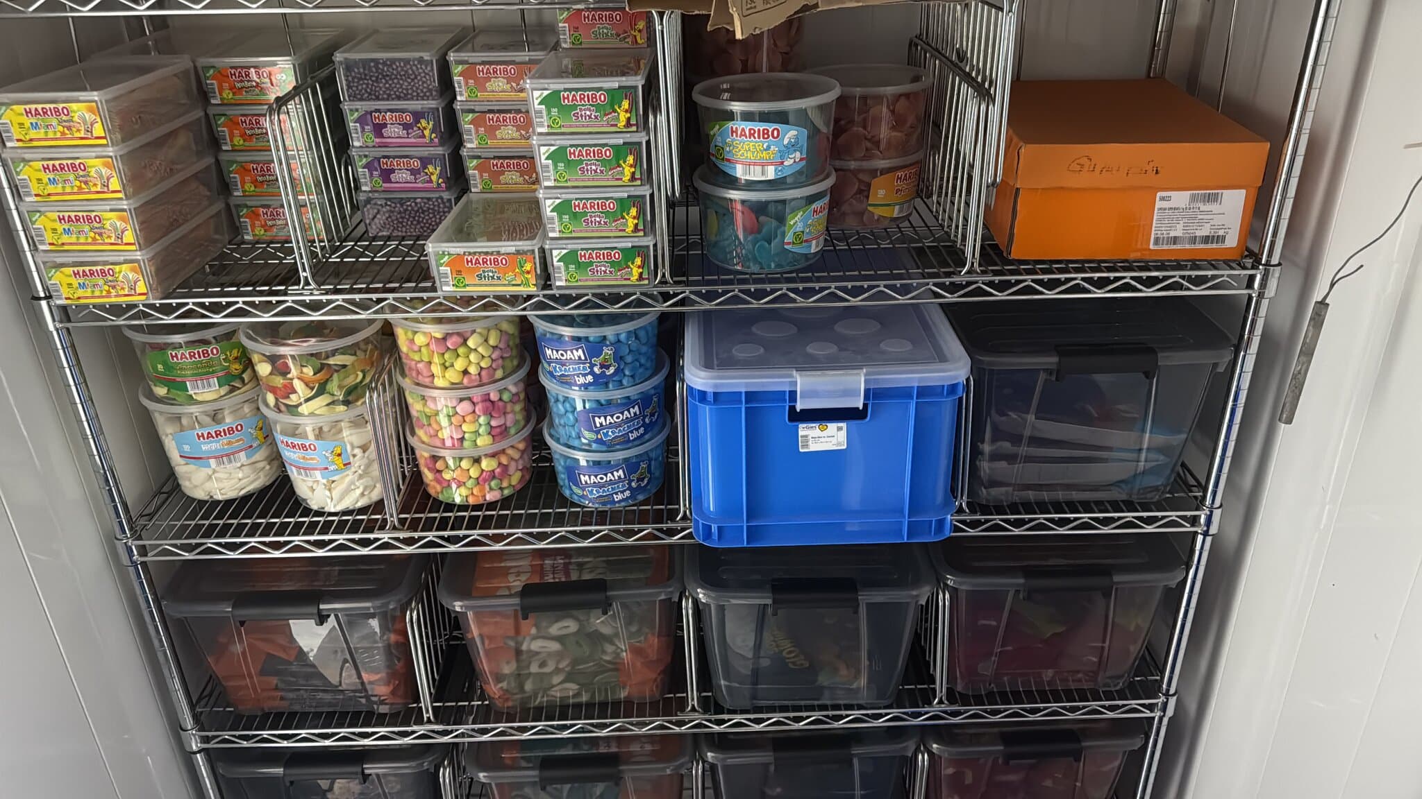 Regal mit Dosen und Boxen voller Fruchtgummi